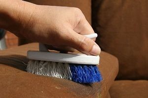 Как почистить обивку дивана