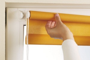 Как стирать рулонные шторы