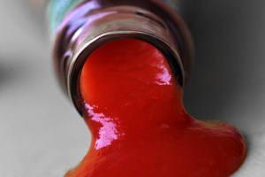 Как вывести пятно от кетчупа с одежды