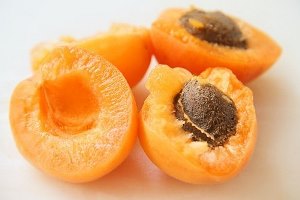 Как вывести пятна от абрикосов без пятновыводителя