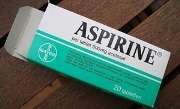 вывести пятна с одежды Аспирином