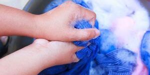 Как стирать вещи вручную: 10 правил ручной стирки
