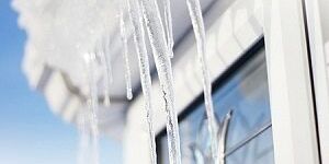 Советы о том, как убрать лед с крыльца и сосульки с крыши