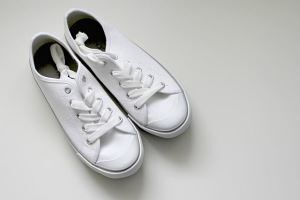 Как отмыть белую тряпочную обувь и вывести пятна на ней?