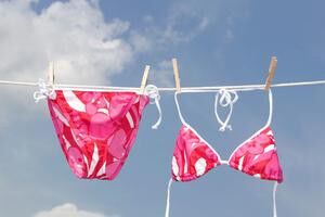 Как стирать купальник – сохраним цвет бикини