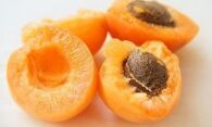 Как вывести свежие и застарелые пятна от абрикосов?