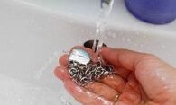 Как почистить серебряную цепочку своими руками в домашних условиях?
