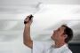 Как правильно покрасить потолок и стены водоэмульсионкой по побелке?