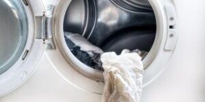 Самые распространенные причины, почему стиральная машина не отжимает белье