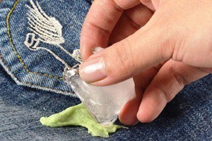 Как удалить жвачку с ткани 