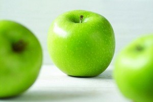 Пятна от яблок – чем вывести