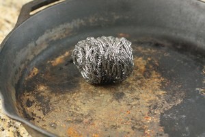 Чем и как очистить чугунную сковороду
