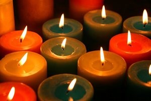 Как отстирать воск от свечи