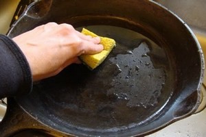 Как отмыть сковороду от гари