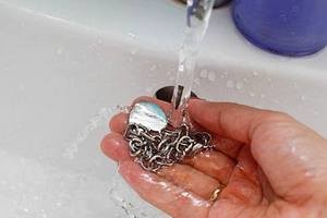 как почистить серебряную цепочку