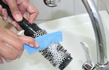 мыть расческу для волос